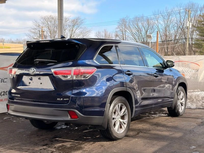 2015 Toyota Highlander - Image 11 of 12