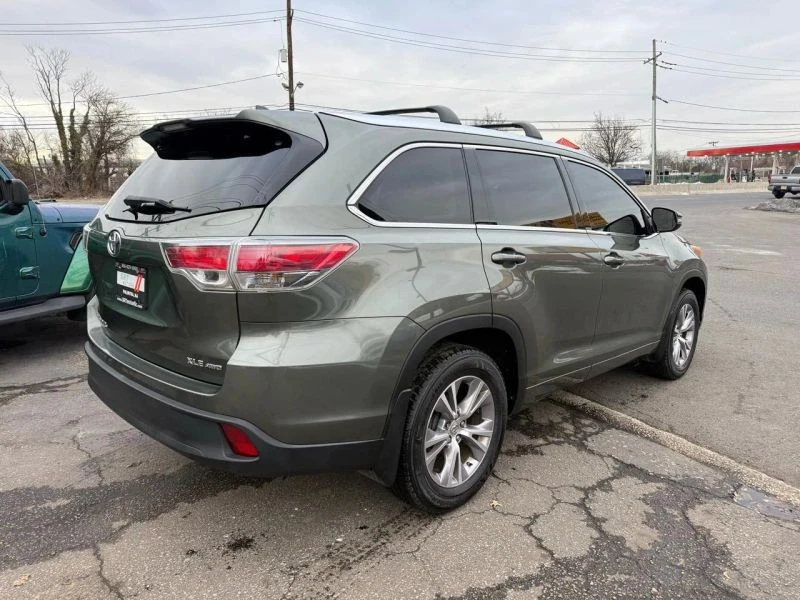 2015 Toyota Highlander - Image 8 of 12