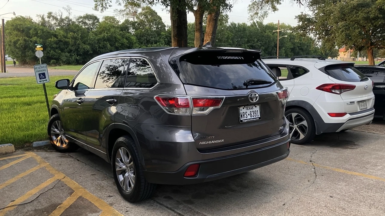 2015 Toyota Highlander - Image 9 of 21