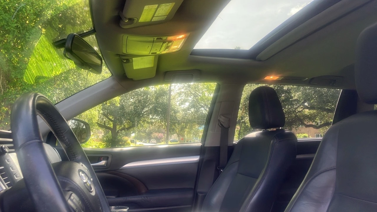 2015 Toyota Highlander - Image 16 of 21