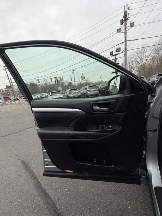 2015 Toyota Highlander - Image 19 of 21