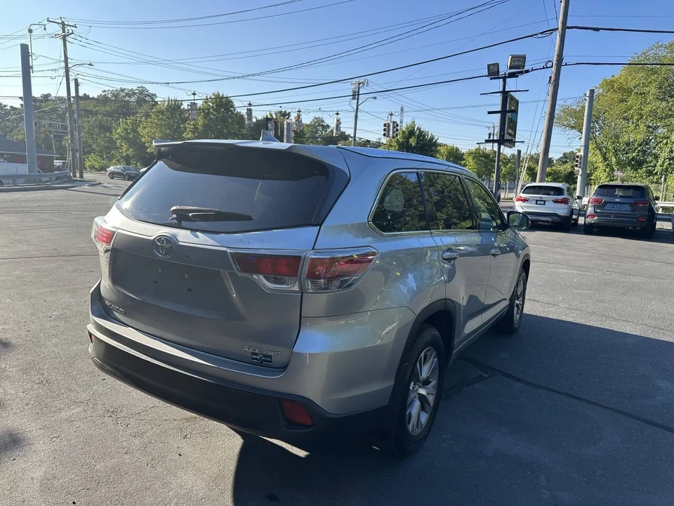 2015 Toyota Highlander - Image 8 of 21