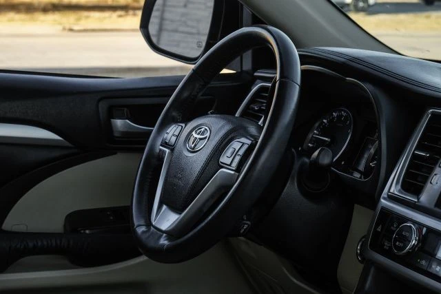 2015 Toyota Highlander - Image 17 of 31