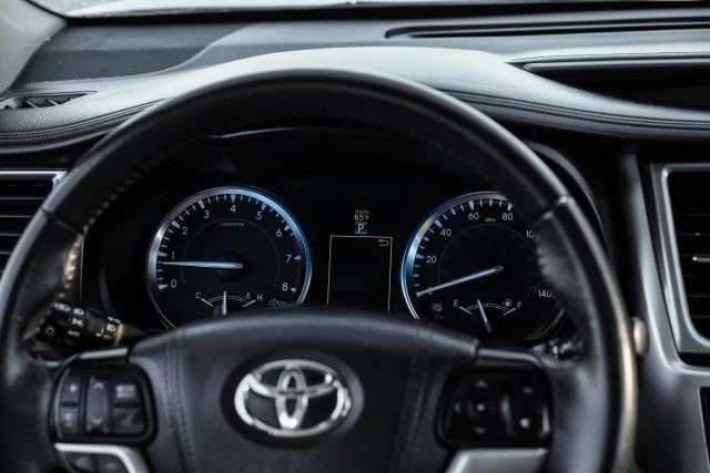 2015 Toyota Highlander - Image 20 of 31