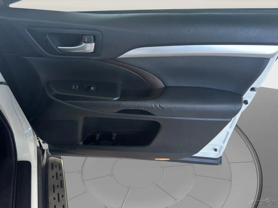 2015 Toyota Highlander - Image 18 of 21