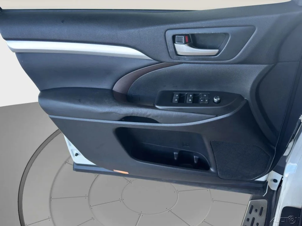 2015 Toyota Highlander - Image 13 of 21