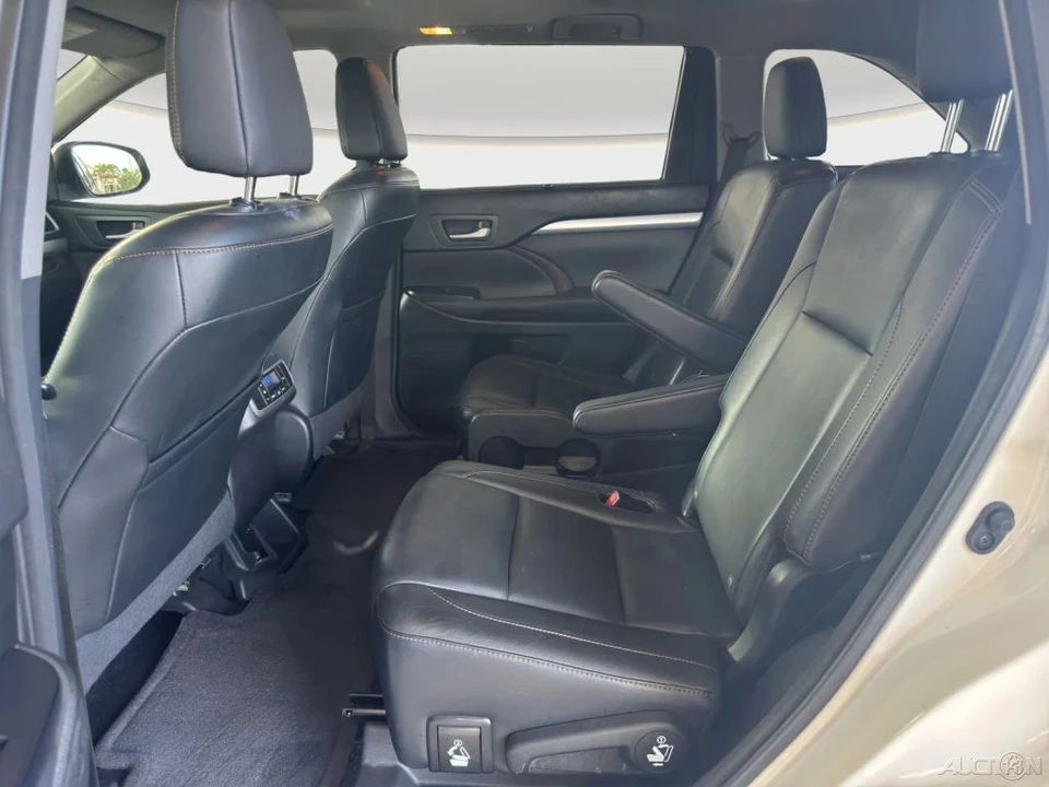 2015 Toyota Highlander - Image 14 of 21