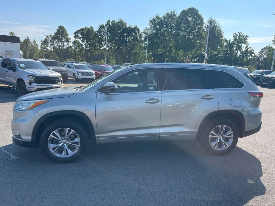 2015 Toyota Highlander - Image 2 of 12
