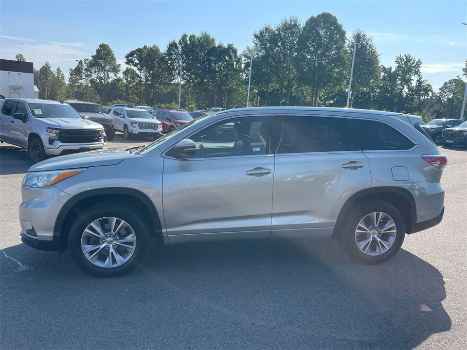 2015 Toyota Highlander - Image 2 of 12