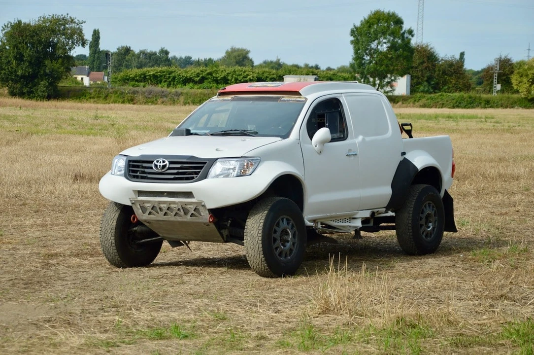2015 Toyota Hilux - Image 8 of 30