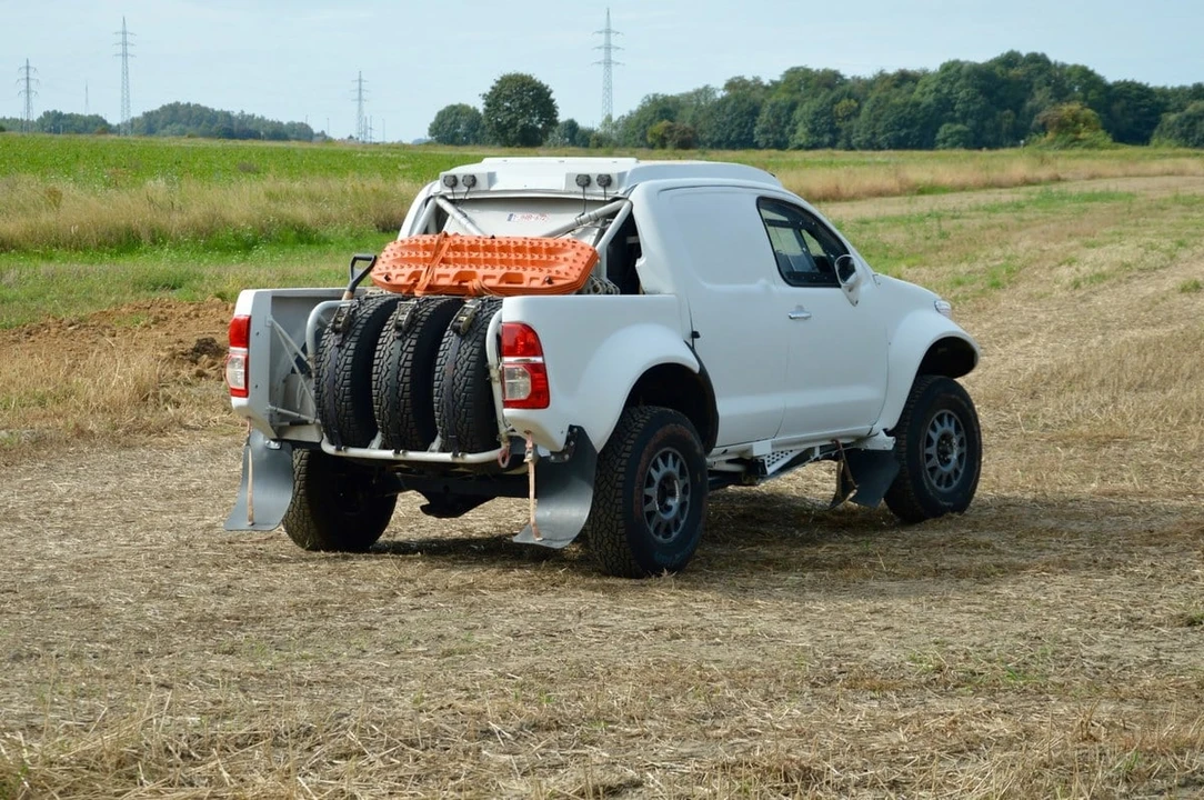 2015 Toyota Hilux - Image 12 of 30