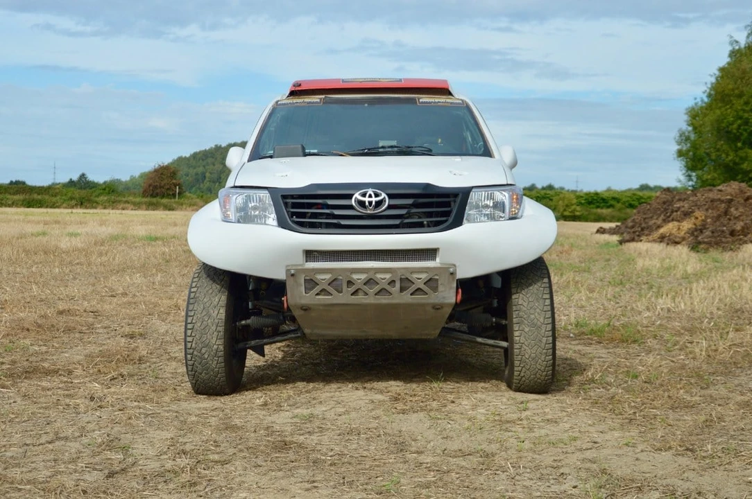 2015 Toyota Hilux - Image 7 of 30