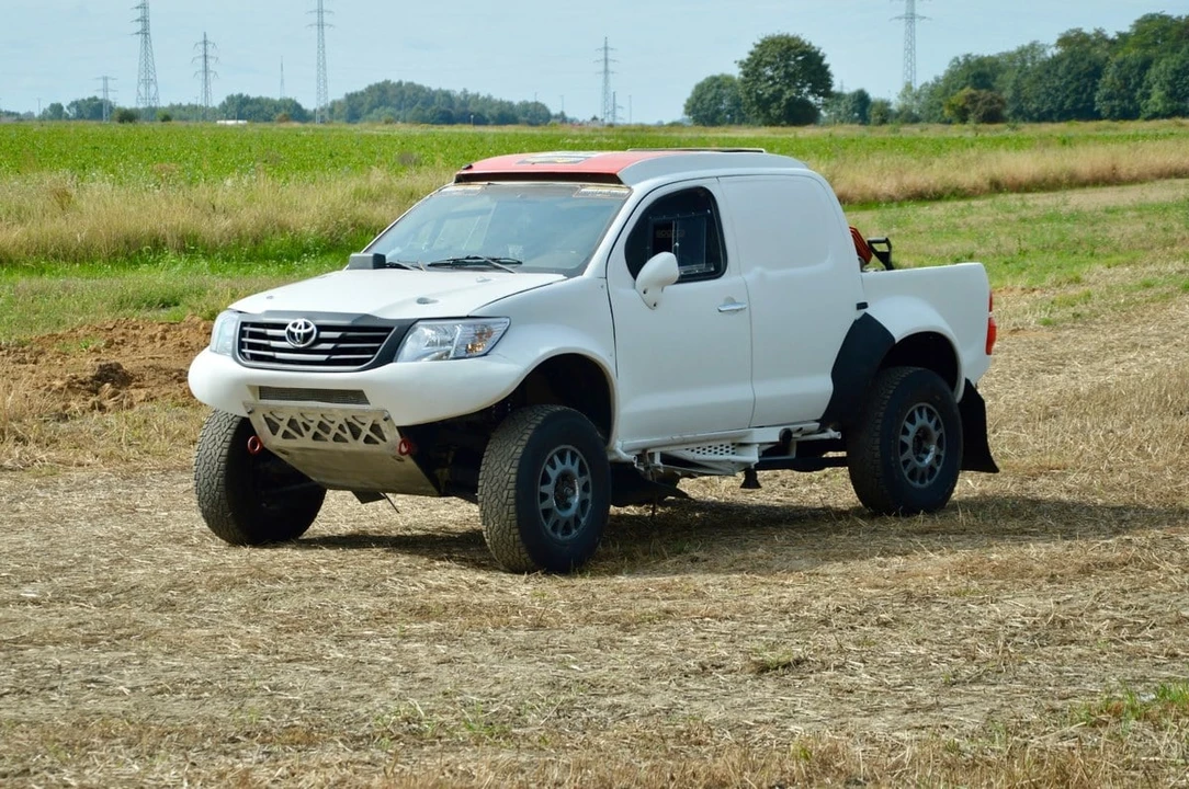2015 Toyota Hilux - Image 3 of 30
