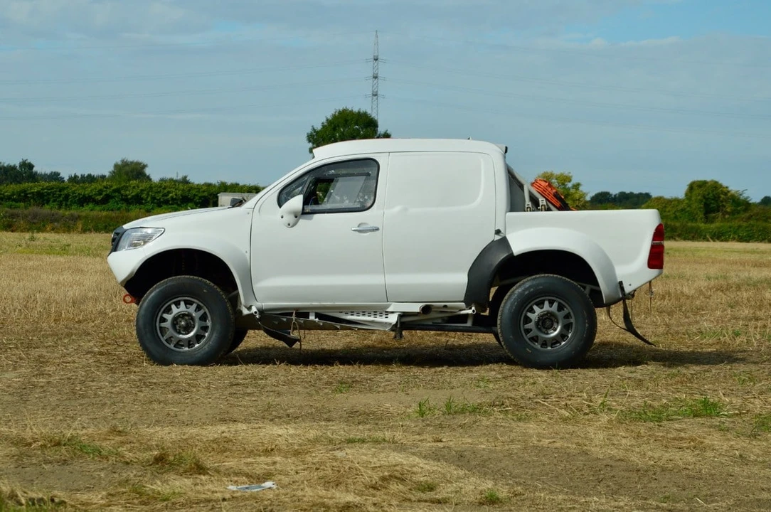 2015 Toyota Hilux - Image 9 of 30