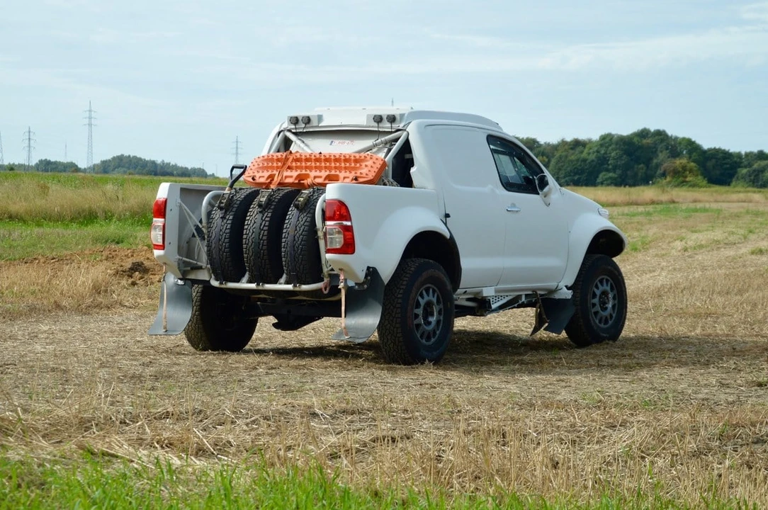 2015 Toyota Hilux - Image 5 of 30