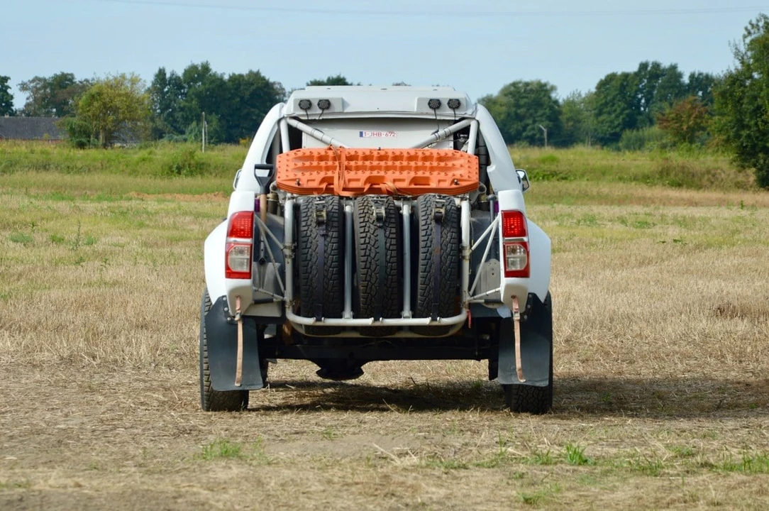 2015 Toyota Hilux - Image 11 of 30