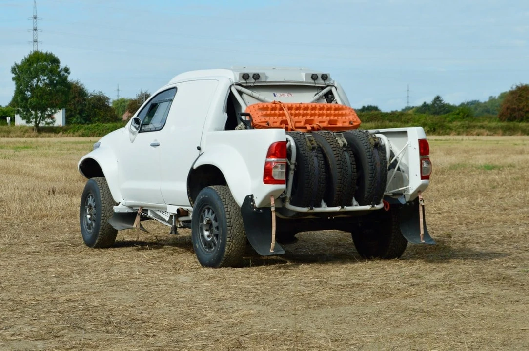 2015 Toyota Hilux - Image 10 of 30
