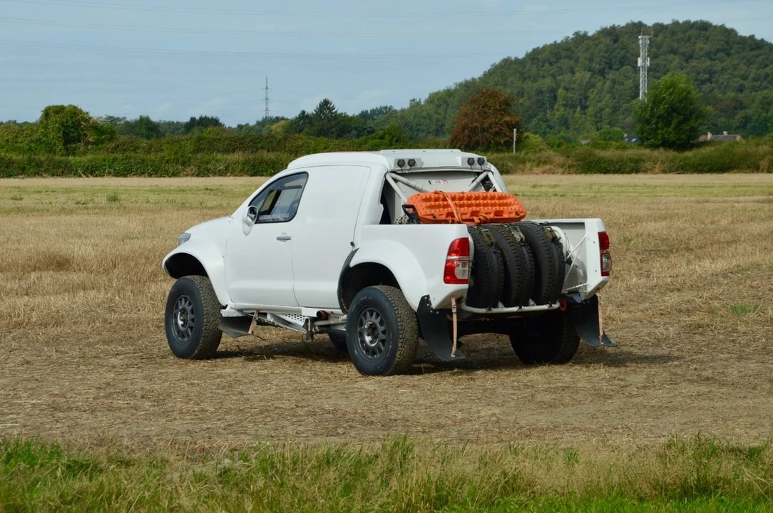 2015 Toyota Hilux - Image 13 of 30
