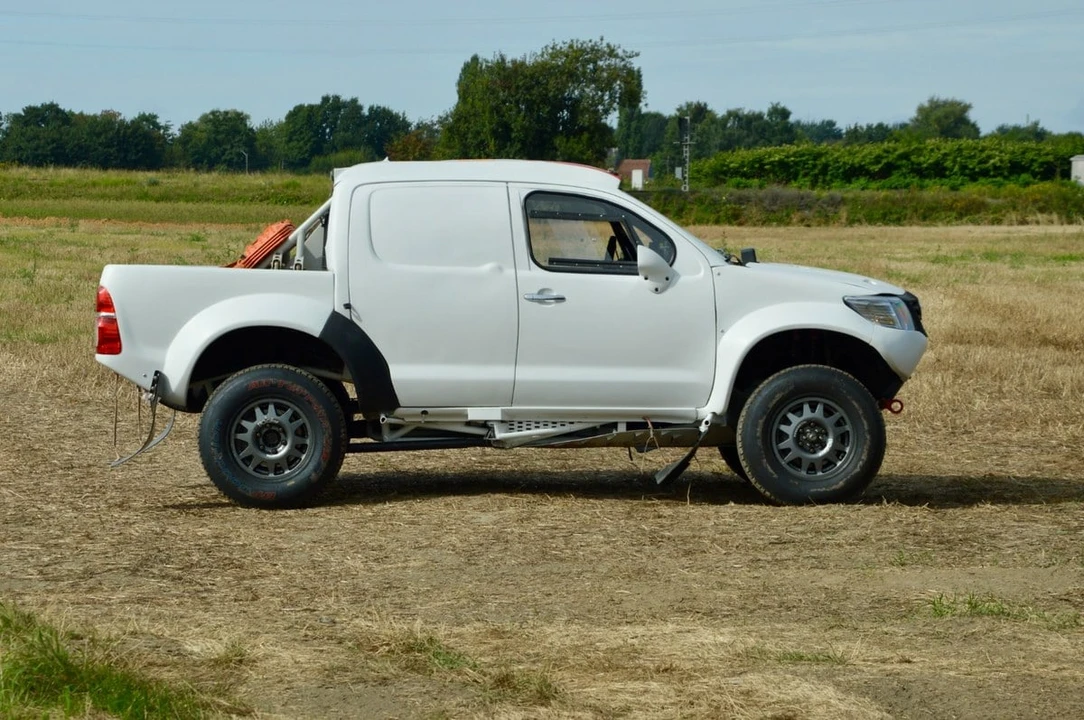 2015 Toyota Hilux - Image 14 of 30