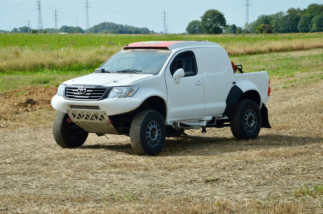 2015 Toyota Hilux - Image 15 of 30