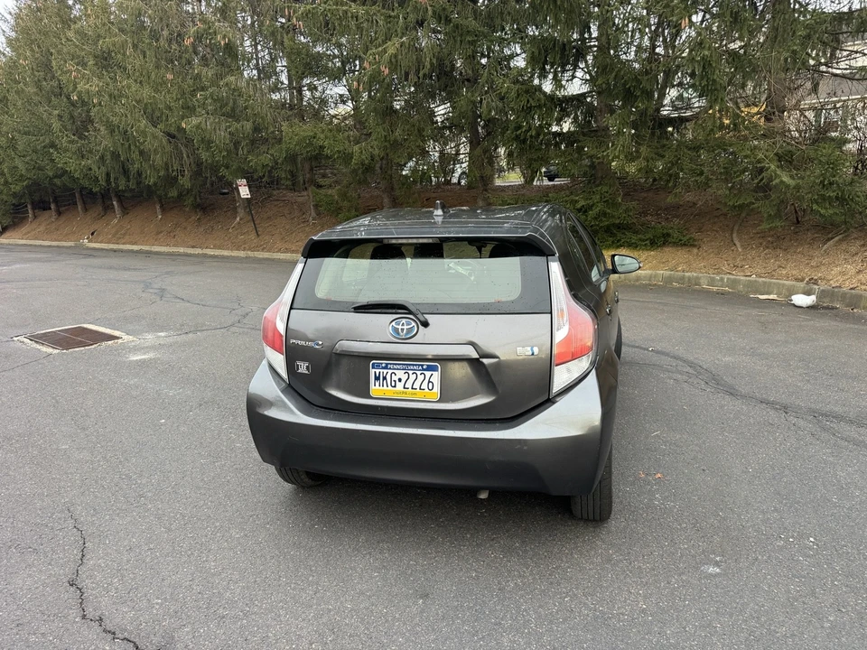 2015 Toyota Prius 3rd Gen - Image 5 of 10