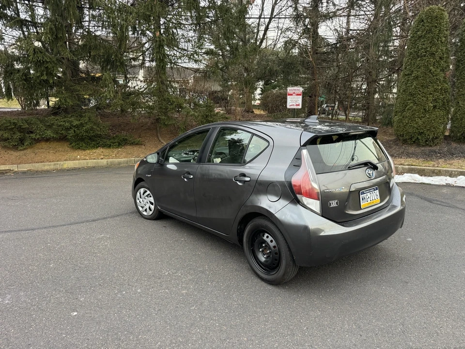 2015 Toyota Prius 3rd Gen - Image 3 of 10