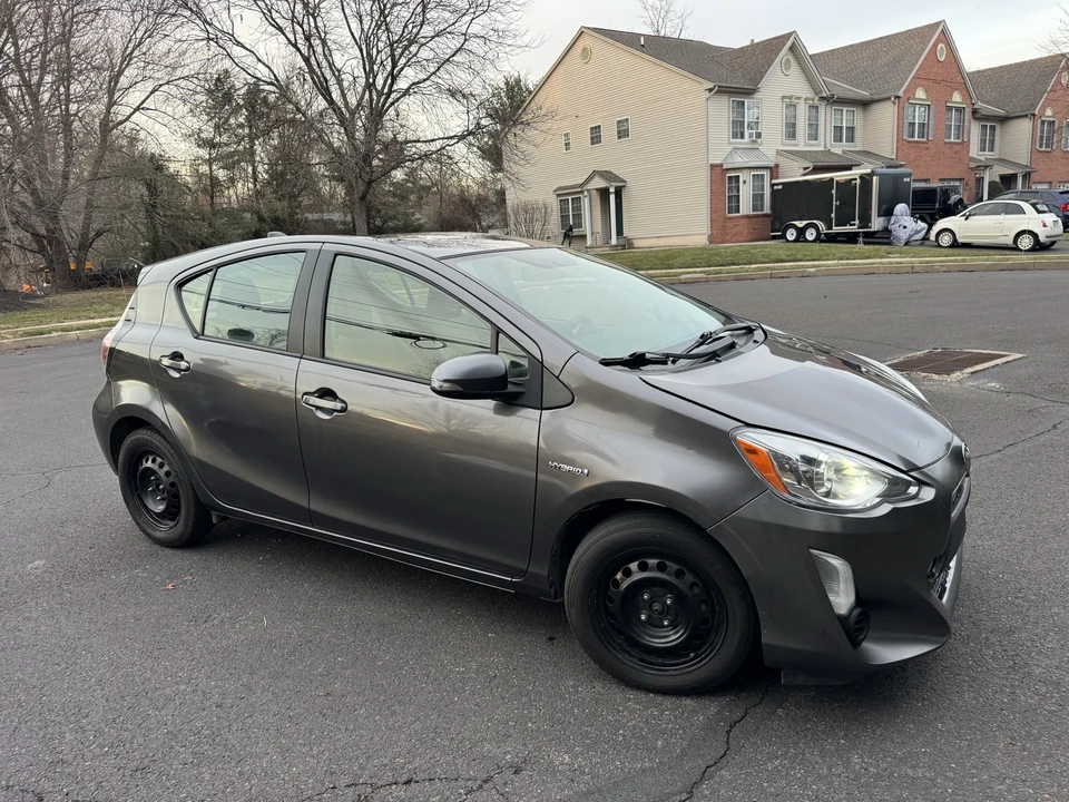2015 Toyota Prius 3rd Gen - Image 6 of 10