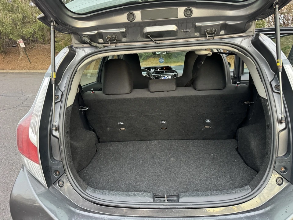 2015 Toyota Prius 3rd Gen - Image 9 of 10