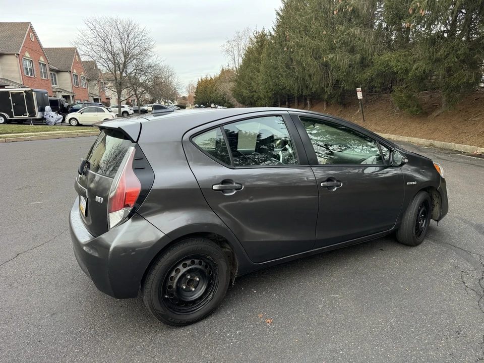 2015 Toyota Prius 3rd Gen - Image 4 of 10