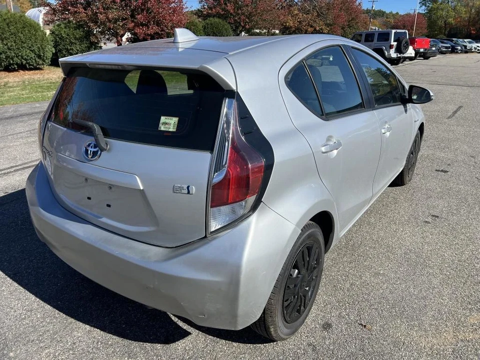 2015 Toyota Prius - Image 8 of 12