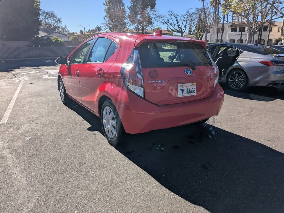 2015 Toyota Prius - Image 3 of 8