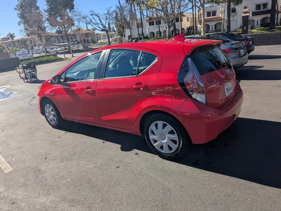 2015 Toyota Prius - Image 4 of 8