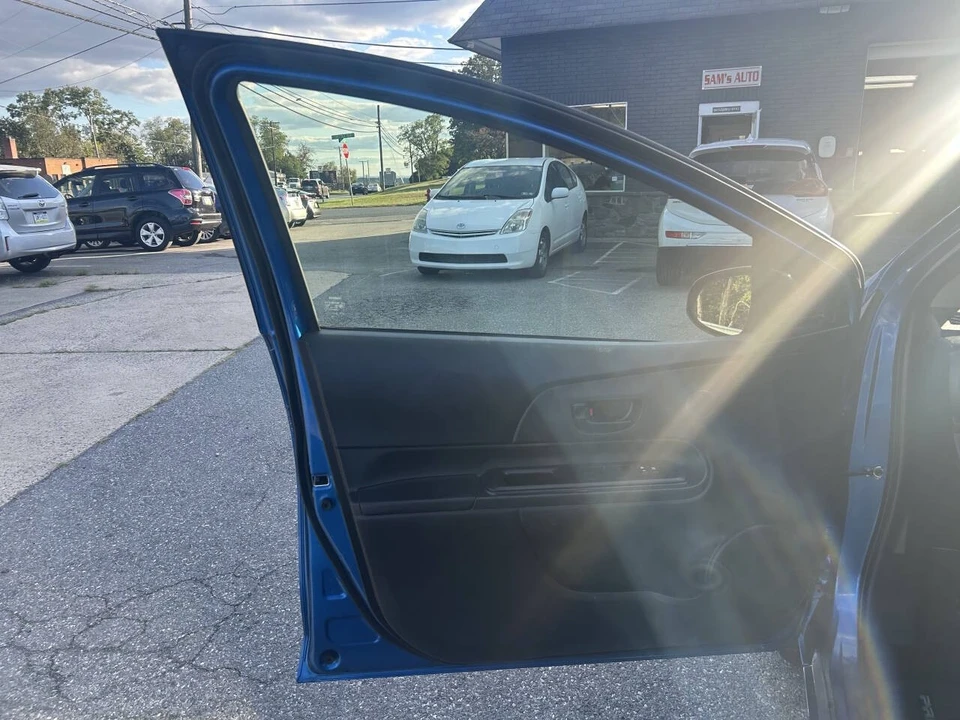 2015 Toyota Prius - Image 9 of 21