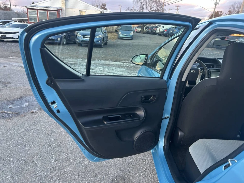 2015 Toyota Prius - Image 18 of 21