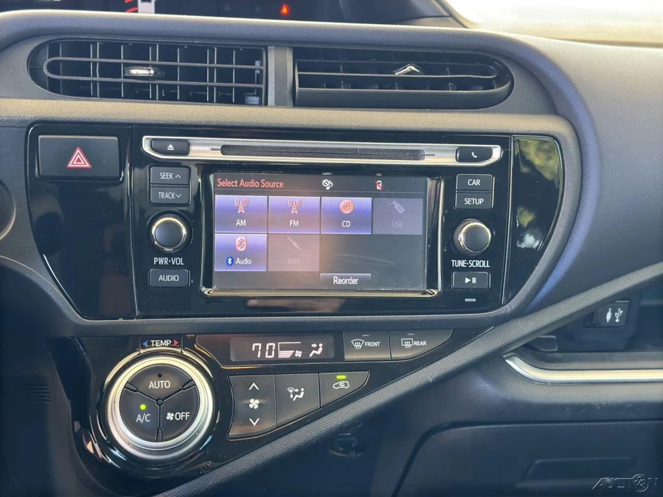 2015 Toyota Prius 3rd Gen - Image 17 of 21
