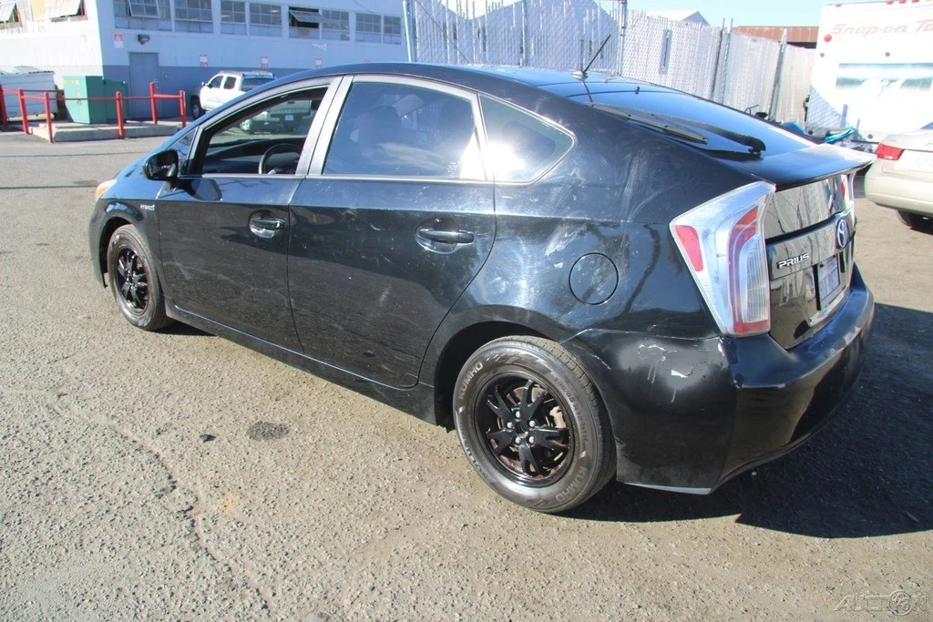 2015 Toyota Prius 3rd Gen - Image 4 of 21