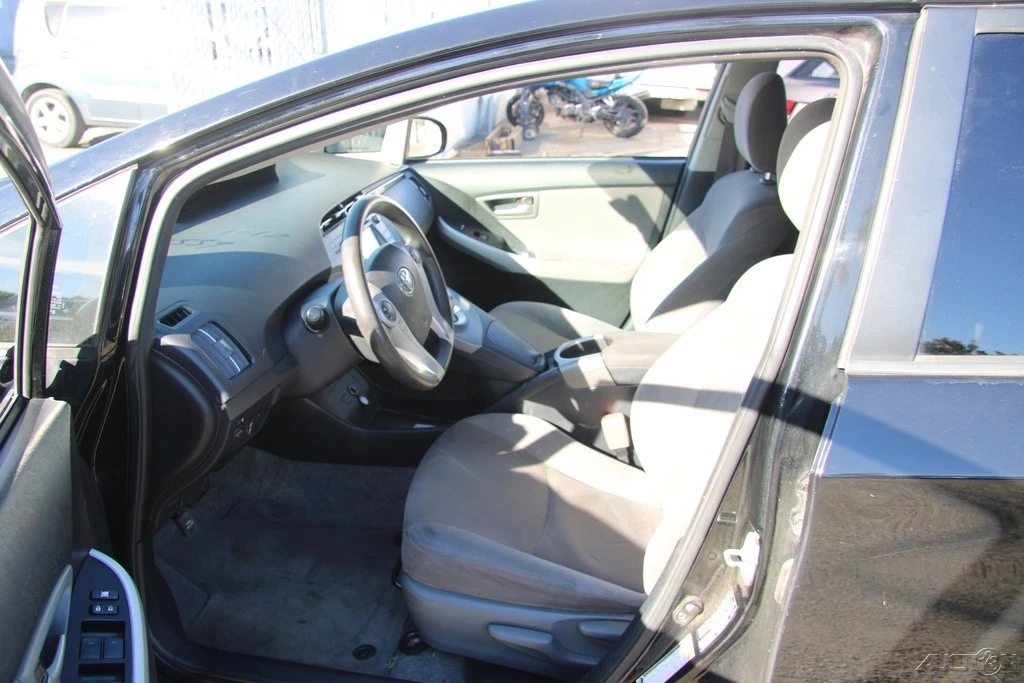 2015 Toyota Prius 3rd Gen - Image 12 of 21