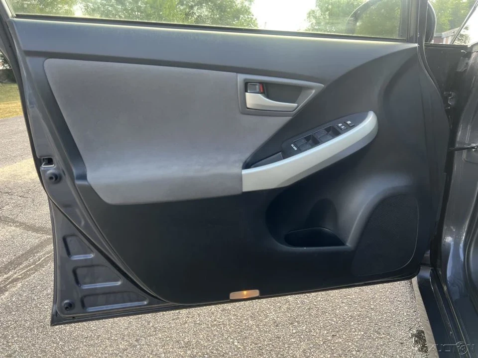 2015 Toyota Prius 3rd Gen - Image 11 of 12