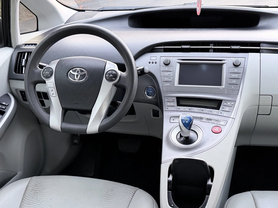 2015 Toyota Prius 3rd Gen - Image 13 of 20