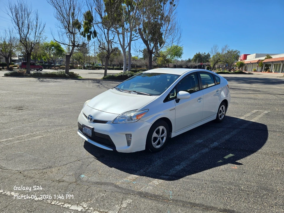 2015 Toyota Prius 3rd Gen - Image 4 of 21