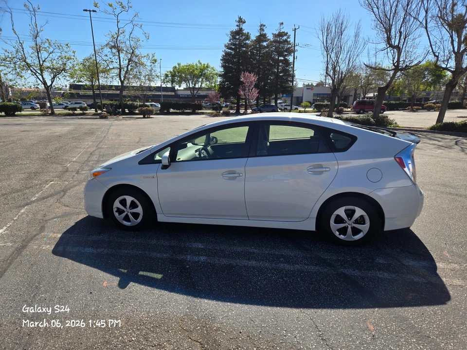 2015 Toyota Prius 3rd Gen - Image 5 of 21