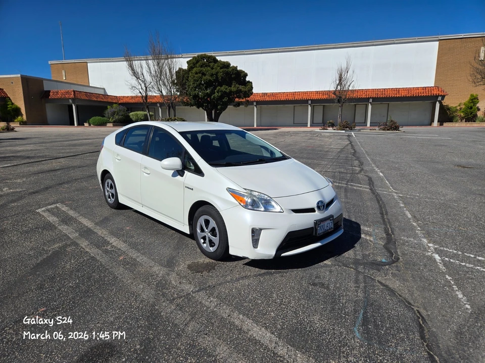 2015 Toyota Prius 3rd Gen - Image 2 of 21