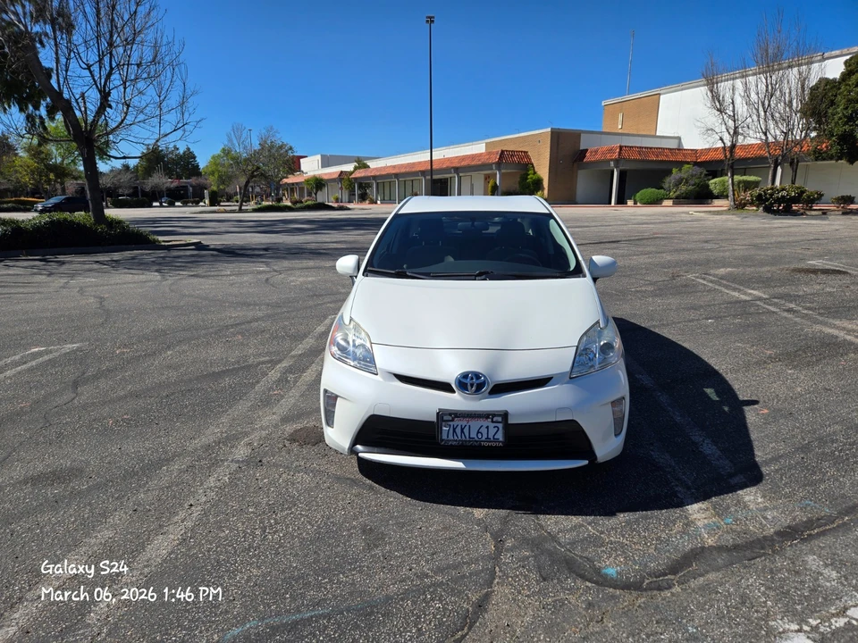 2015 Toyota Prius 3rd Gen - Image 3 of 21