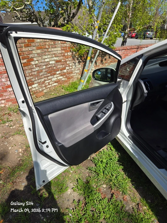 2015 Toyota Prius 3rd Gen - Image 9 of 21