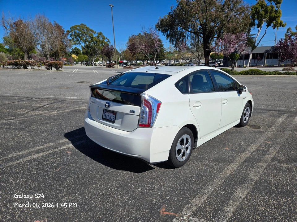 2015 Toyota Prius 3rd Gen - Image 8 of 21