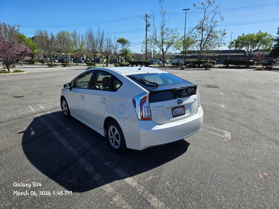 2015 Toyota Prius 3rd Gen - Image 6 of 21