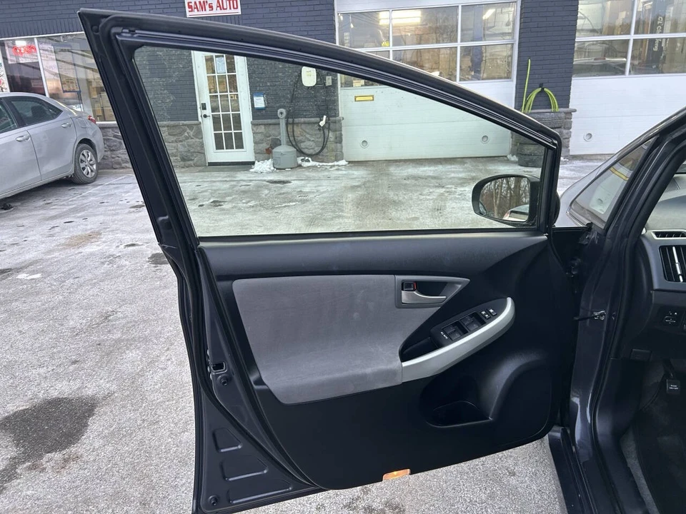 2015 Toyota Prius 3rd Gen - Image 16 of 21