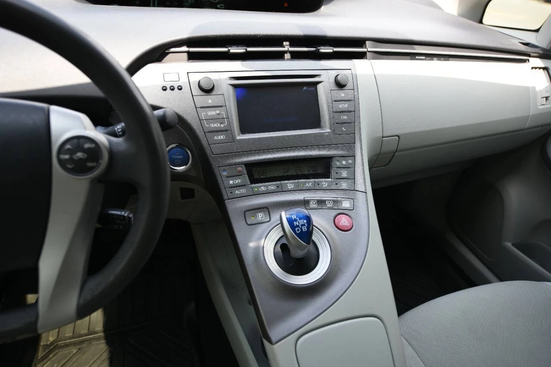 2015 Toyota Prius 3rd Gen - Image 14 of 17