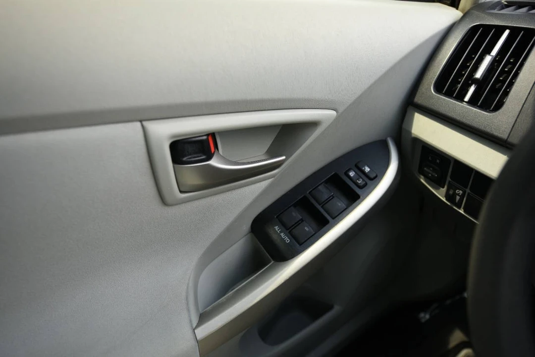 2015 Toyota Prius 3rd Gen - Image 15 of 17