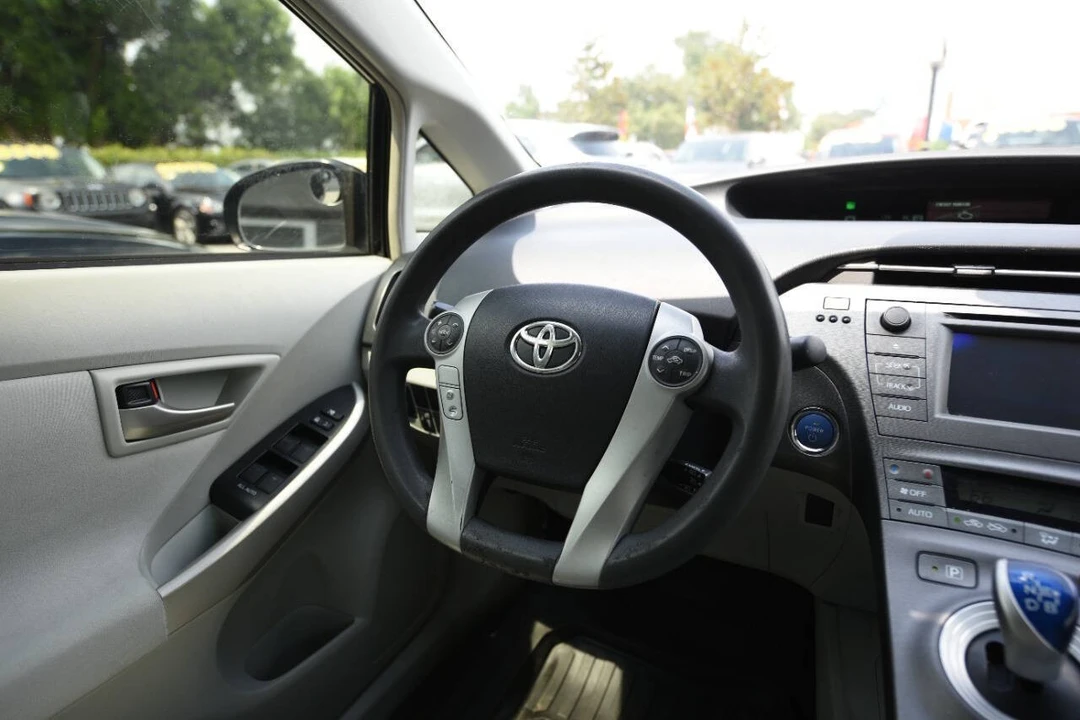 2015 Toyota Prius 3rd Gen - Image 13 of 17